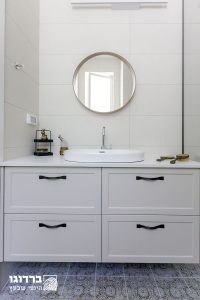 ארון אמבטיה לבן עם מראה עגולה